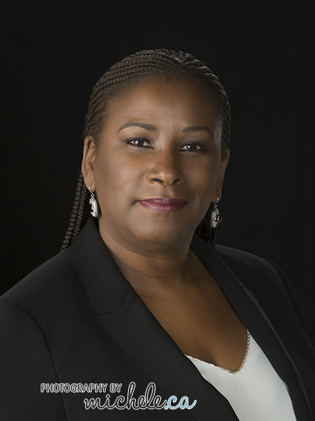 keren-taylor-huges-winnipegharvest-ceo-photographybymichele-businessportraits-winnipegstudios