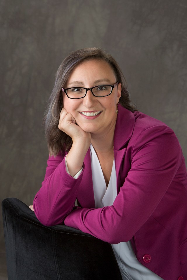 joellesaltel-chiefcommunicationsstrategic-businessportrait-winnipegphotographer-studioportraits-downtownwinnipeg-photographybymichele-