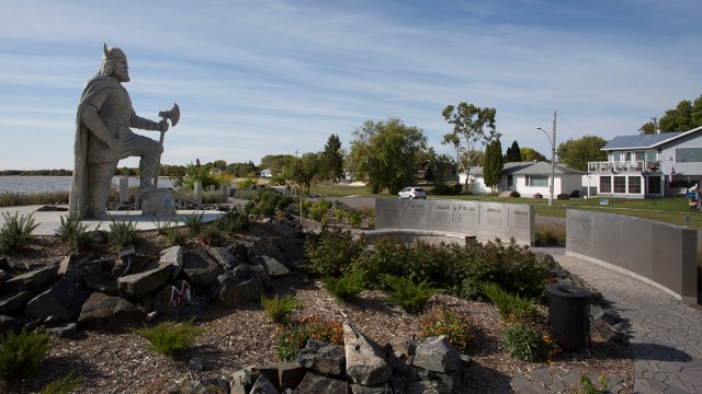 vikingpark-innovativelazerworks-gimli-photographybymichele-commericalphotographer-onlocationphotography