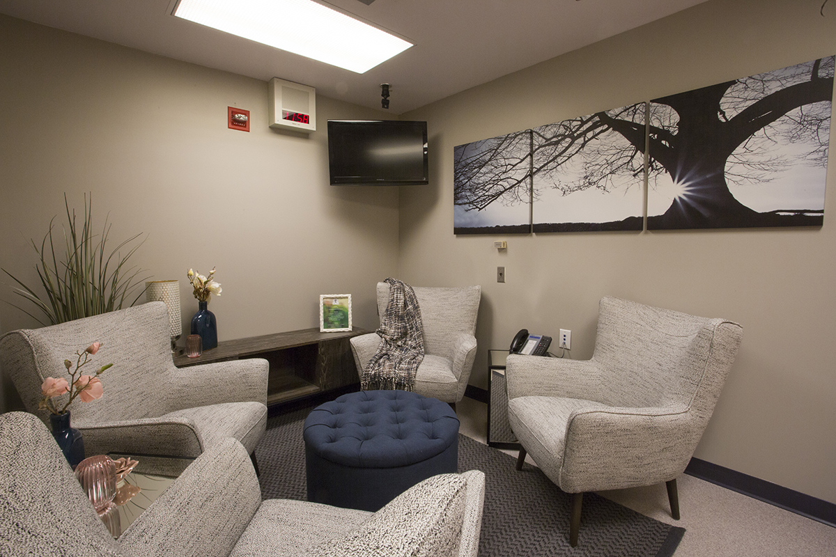 willowplace-winnipeginterdecorater-urbanbarn-photographybymichele-diablochairs