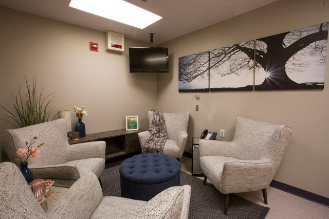 willowplace-winnipeginterdecorater-urbanbarn-photographybymichele-diablochairs